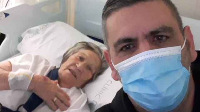 María Amezcua y su nieto Toni en el Hospital Clínic de Barcelona / METRÓPOLI ABIERTA