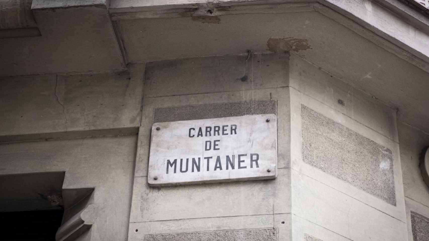 Placa de la calle Muntaner / PABLO MIRANZO - MA