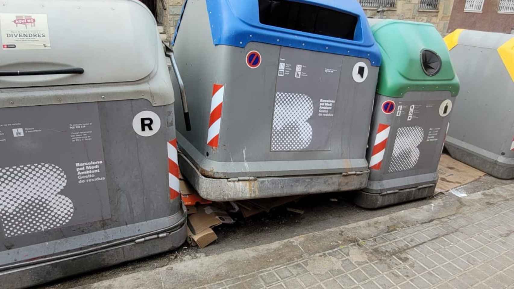 Basura acumulada en la calle del Pantà de Tremp/ L.R