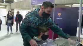Leo Messi votando junto a su hijo Thiago en las elecciones a la presidencia del FC Barcelona / FC BARCELONA