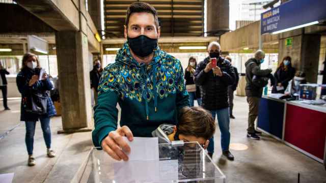 Leo Messi emitiendo su voto / FC BARCELONA