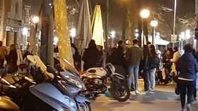 Aglomeraciones nocturnas en la calle del Almirall Churruca de la Barceloneta / CEDIDA