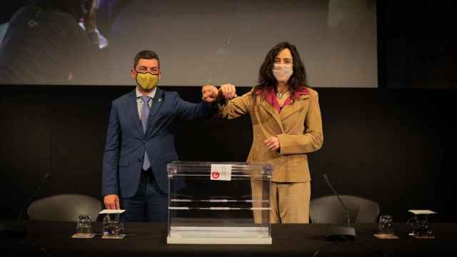 El expresidente de la Cámara de Barcelona Joan Canadell y su sucesora, la nueva presidenta de la entidad, Mònica Roca / EUROPA PRESS - DAVID ZORRAKINO