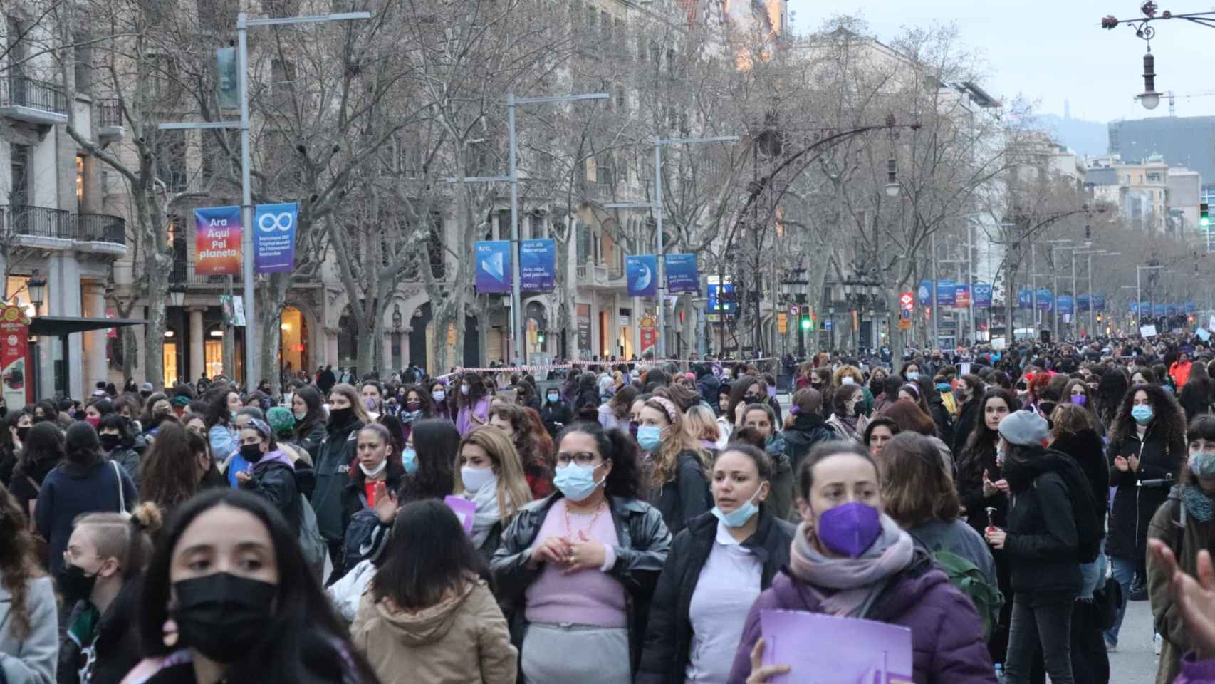 Centenares de mujeres se manifiestan en el paseo de Gràcia este lunes / ELISABETH GONZÁLEZ