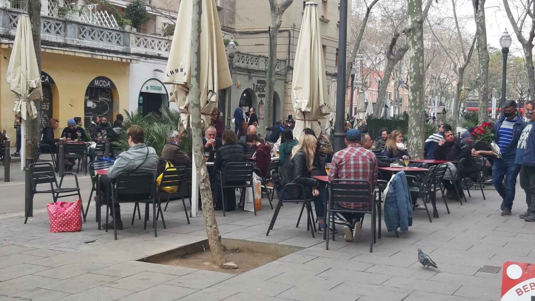 Una terraza de la calle del Almirall Churruca de la Barceloneta llena de gente / CEDIDA
