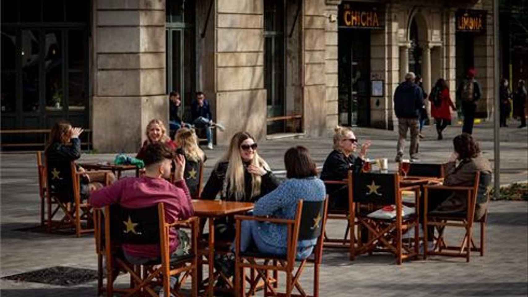 Terraza de un bar del centro de Barcelona / EFE - ENRIC FONTCUBERTA