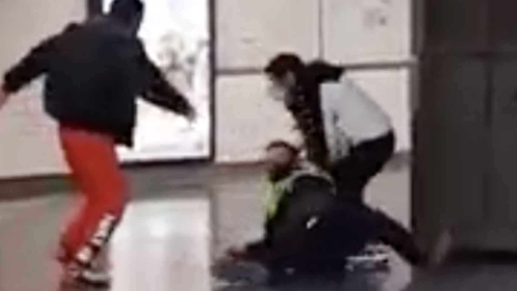 Momento de una sonada agresión a un vigilante en la estación de metro de la Sagrera / CEDIDA