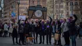 Mujeres comunicadoras se han concentrado este lunes 8 de marzo en el Paseo de Gràcia de Barcelona para reclamar el fin de la brecha salarial en su sector y el