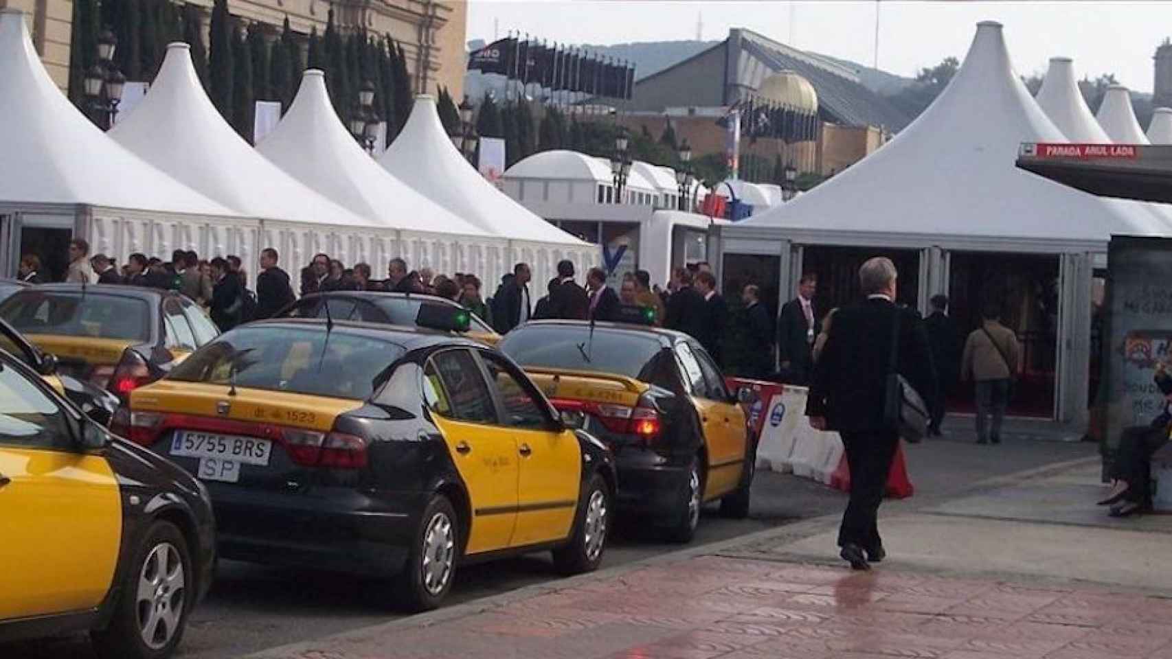 Taxis y participantes en una antigua edición del Mobile / MWC