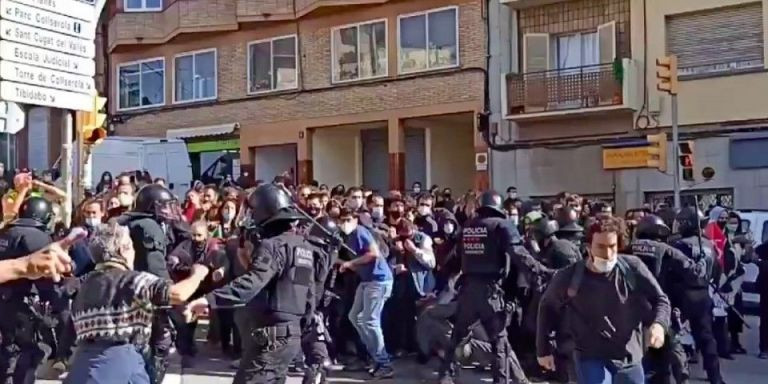 Enfrentamiento entre manifestantes y Mossos tras el desalojo de la casa Buenos Aires / TWITTER
