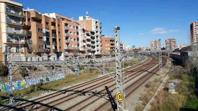 Vías sin soterrar a su paso por L'Hospitalet de Llobregat / PSC L'HOSPITALET