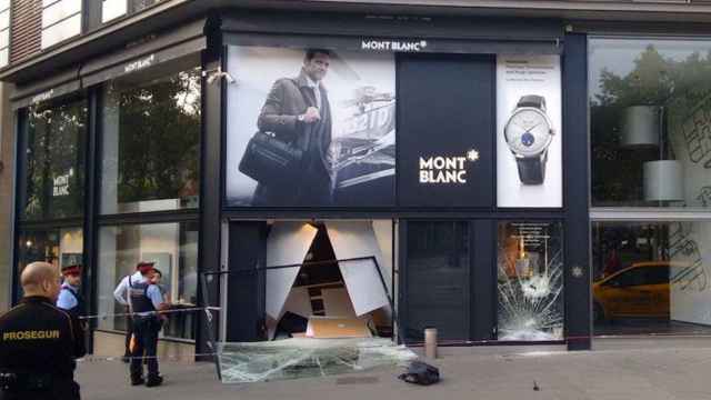 Una patrulla de Mossos d'Esquadra en el exterior de la tienda Montblanc de paseo de Gracia, saqueada con el método de alunizaje / ARCHIVO