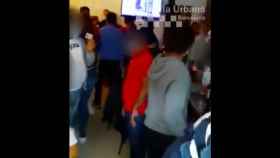 Imágenes de la fiesta ilegal en Nou Barris el domingo pasado/ TWITTER-GU