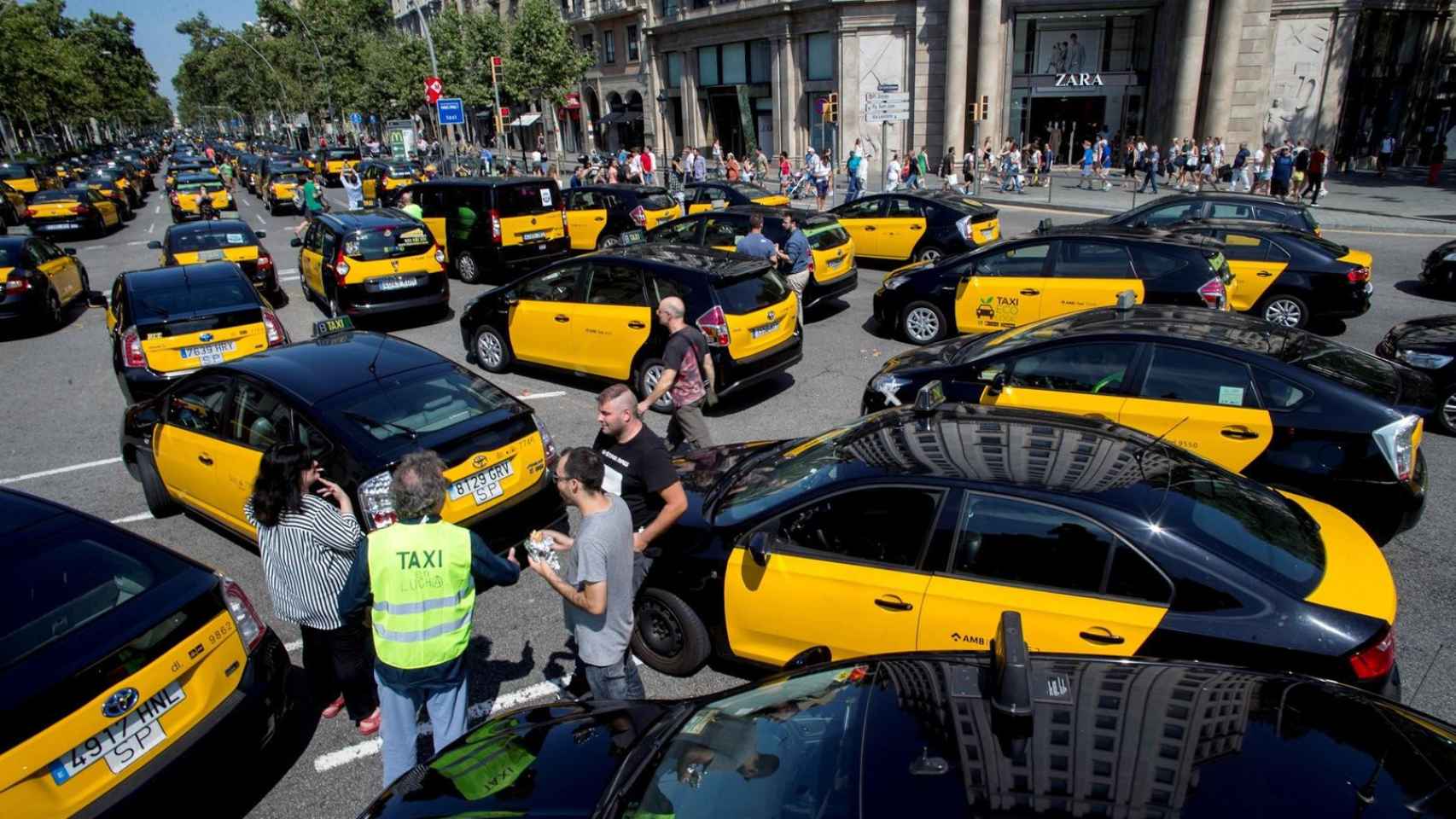 Taxistas colapsando el centro de Barcelona durante una protesta / EFE