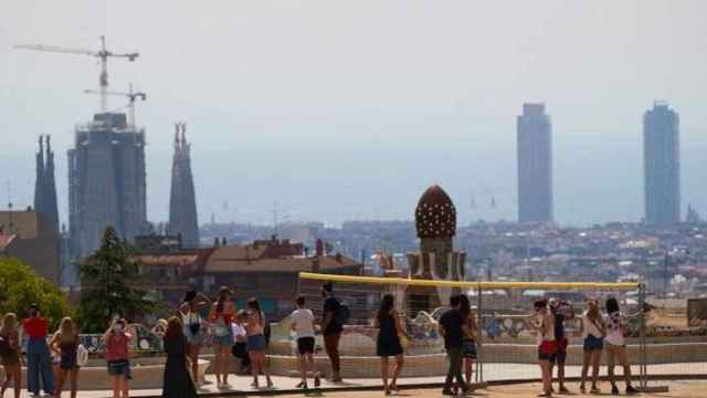 Visitantes en el parque Güell de Barcelona / EFE