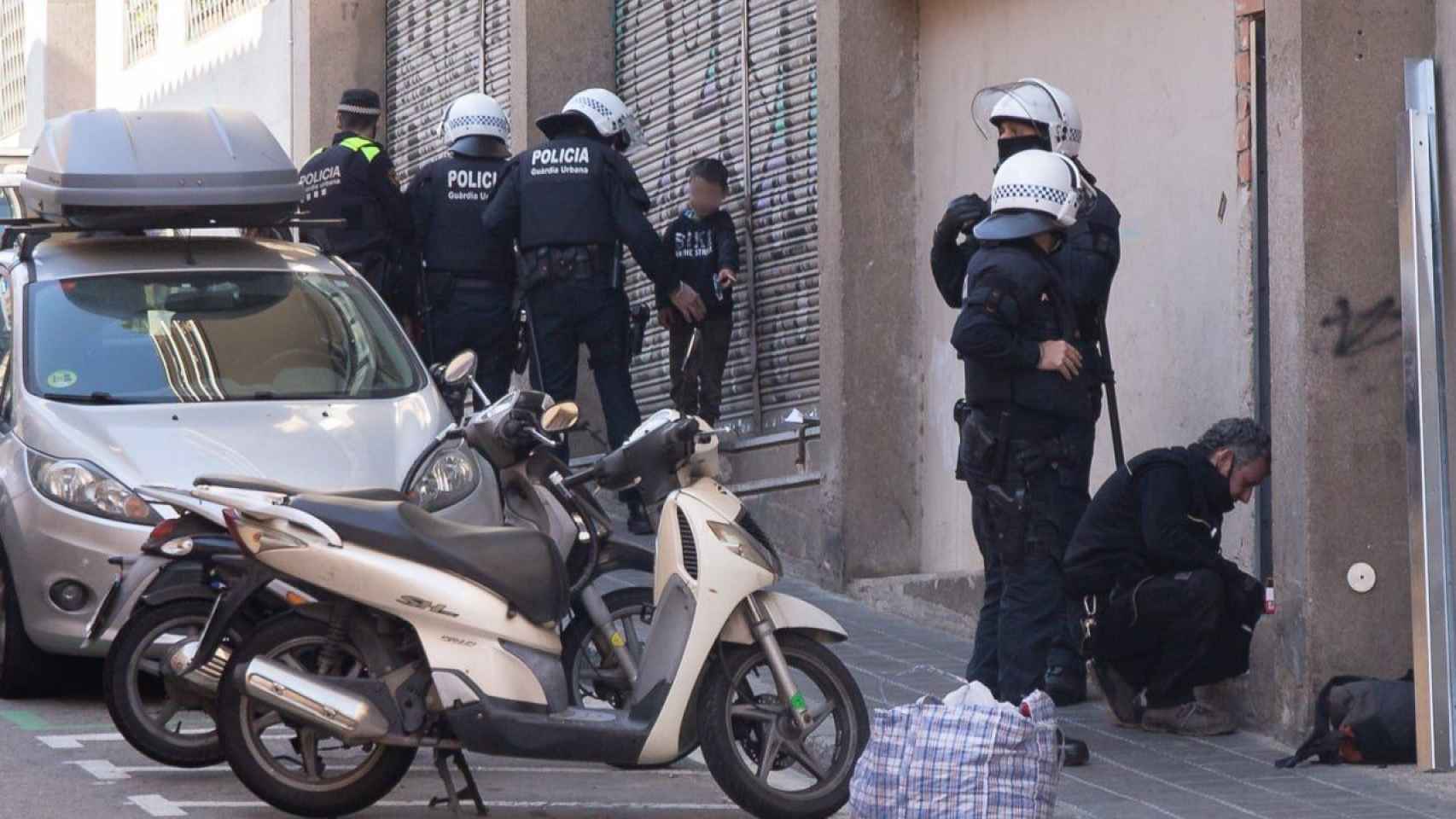 Desahucio a una familia de un local de Blackstone en Gràcia / SINDICAT D'HABITATGE DE VALLCARCA