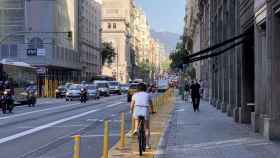 Una ciclista en el carril peatonal de vía Laietana, el pasado verano / MA - VERÓNICA MUR