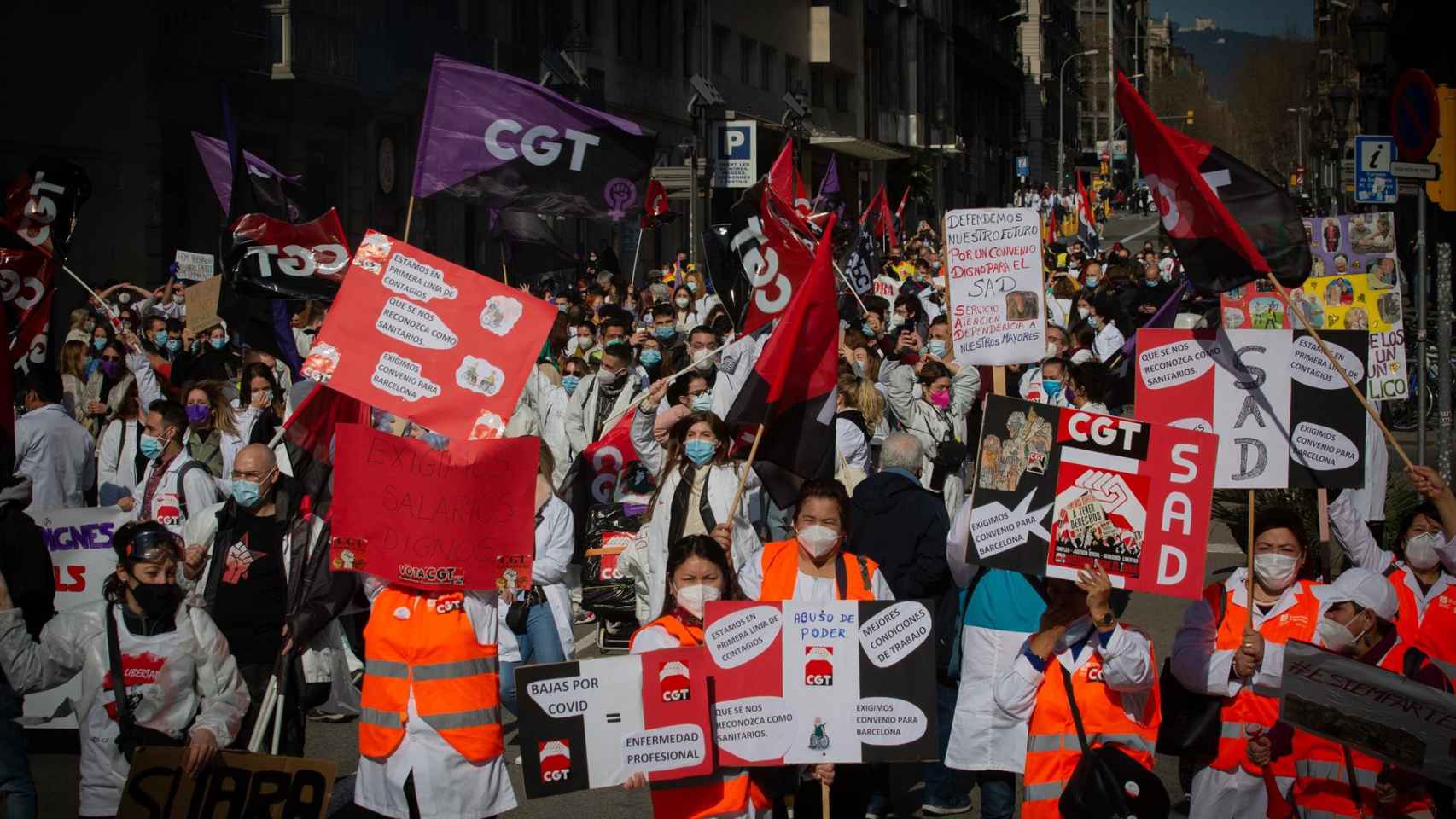 Unos 300 sanitarios en huelga cortan la Via Laietana de Barcelona / EUROPA PRESS