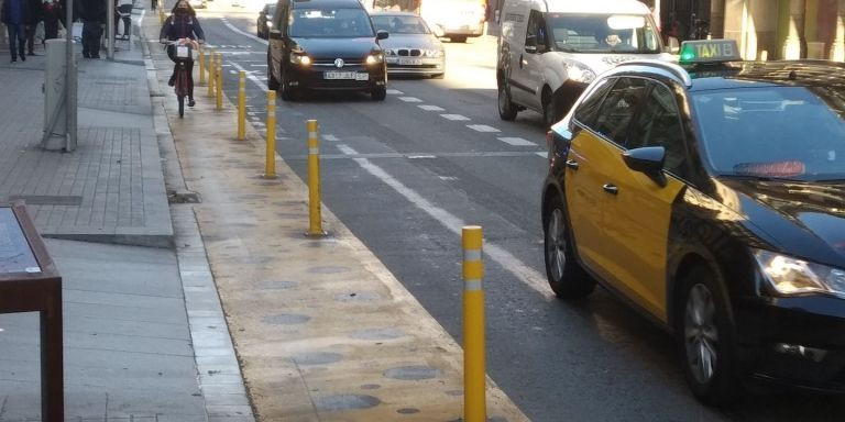 Dos taxis pasan junto al carril peatonal de vía Laietana / MA - JORDI SUBIRANA