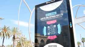 Uno de los códigos QR con los que el Teatro Apolo regala entradas en una marquesina de Barcelona / GRUPO SMEDIA