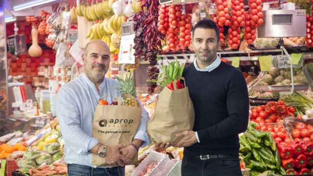 David Barbeito y Jordi Ventura, fundadores de Aprop Online, en una frutería del mercado de Mollet que vende a través de la plataforma/ CEDIDA