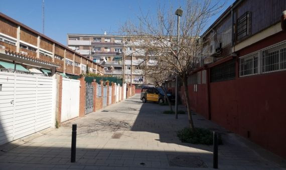 Calle con casas adosadas en el barrio del Besòs i Maresme / METRÓPOLI ABIERTA