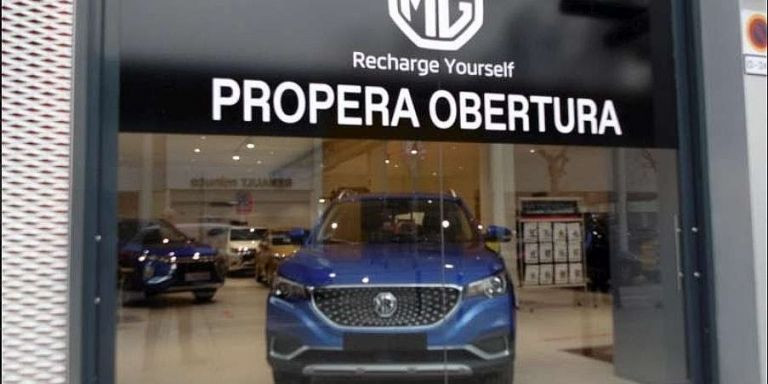 Vehículo de MG en el nuevo concesionario de La Maquinista / QUADIS