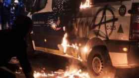 Un violento junto a la furgoneta incendiada de la Guardia Urbana / MA - PABLO MIRANZO