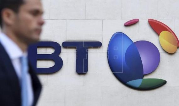 Un peatón camina junto al logotipo de la compañía British Telecom (BT) en su sede en Londres (Reino Unido). EFE/Archivo