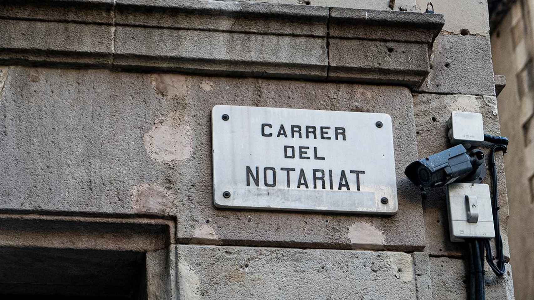 Detalle de la placa de la calle Notariat / PABLO MIRANZO