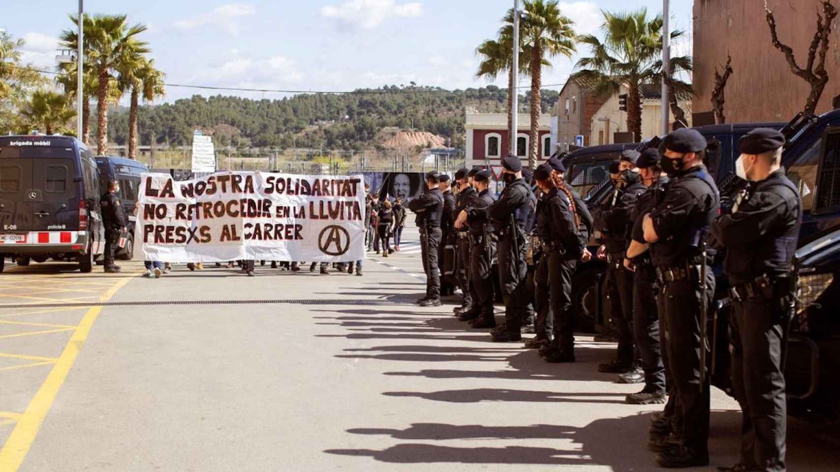 Marcha solidaria a la cárcel de Brians 1 como protesta contra la detención de los anarquistas presos / EFE - MARTA PÉREZ