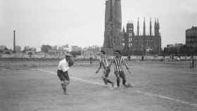 Partido de fútbol en el campo del Europa con el templo de la Sagrada Família al fondo / FREDERIC JUANDÓ ALEGRET / DIPUTACIÓ BARCELONA