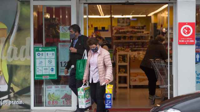 Varias personas salen de un supermercado / EP