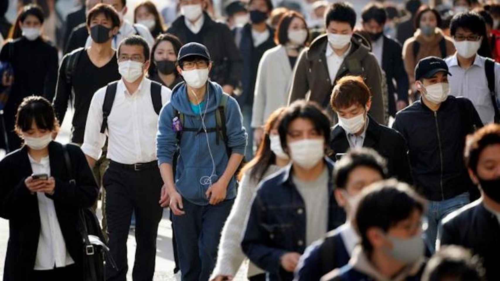 Ciudadanos con mascarillas por la pandemia del coronavirus, en Tokio, Japón / EFE - FRANCK ROBICHON