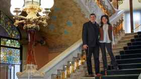 Ivan Kovasevic y Margherita Abita, dos de los componentes del grupo Barcelona Gipsy Balkan Orchestra (BGKO), posan en las escaleras del Palau de la Música de Barcelona  / EFE