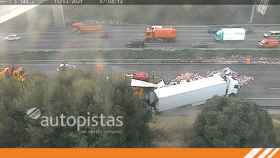 Un camión vuelca en la AP-7 y provoca grandes retenciones a la salida de Barcelona / SERVEI CATALÀ DE TRÀNSIT
