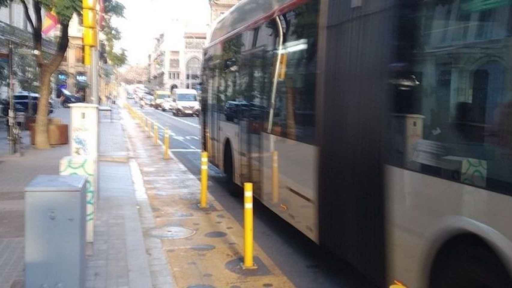 Un bus pasa junto al carril peatonal de vía Laietana / MA - JORDI SUBIRANA