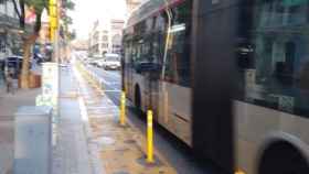 Un bus pasa junto al carril peatonal de vía Laietana / MA - JORDI SUBIRANA