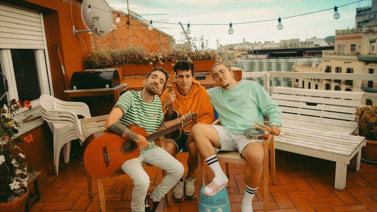 Integrantes del grupo musical Stay Homas en una imagen promocional realizada en su terraza / WARNER BROSS