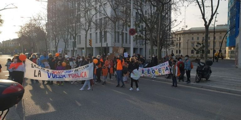 Manifestación de padres, madres y alumnos de la escuela Sant Joan Baptista el 1 de marzo / CEDIDA