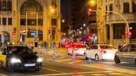 Tráfico en vía Laietana, de noche / TWITTER MONTSERRAT BALLARÍN
