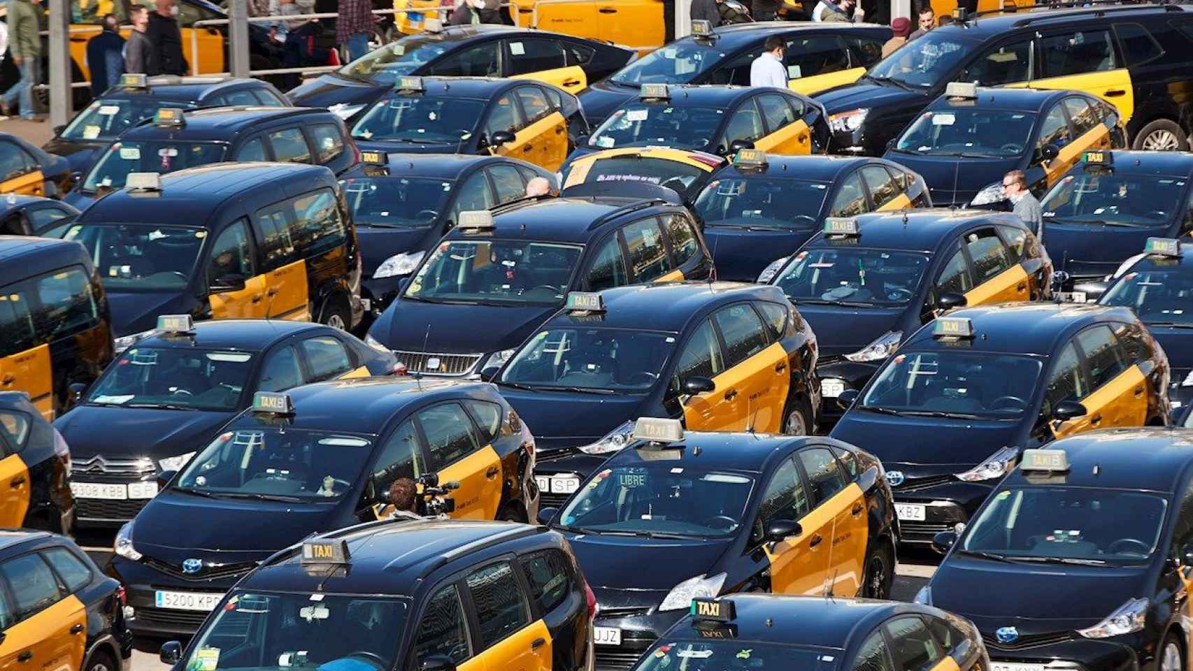 Concentración de taxistas en Barcelona ante la vuelta de Uber / EFE