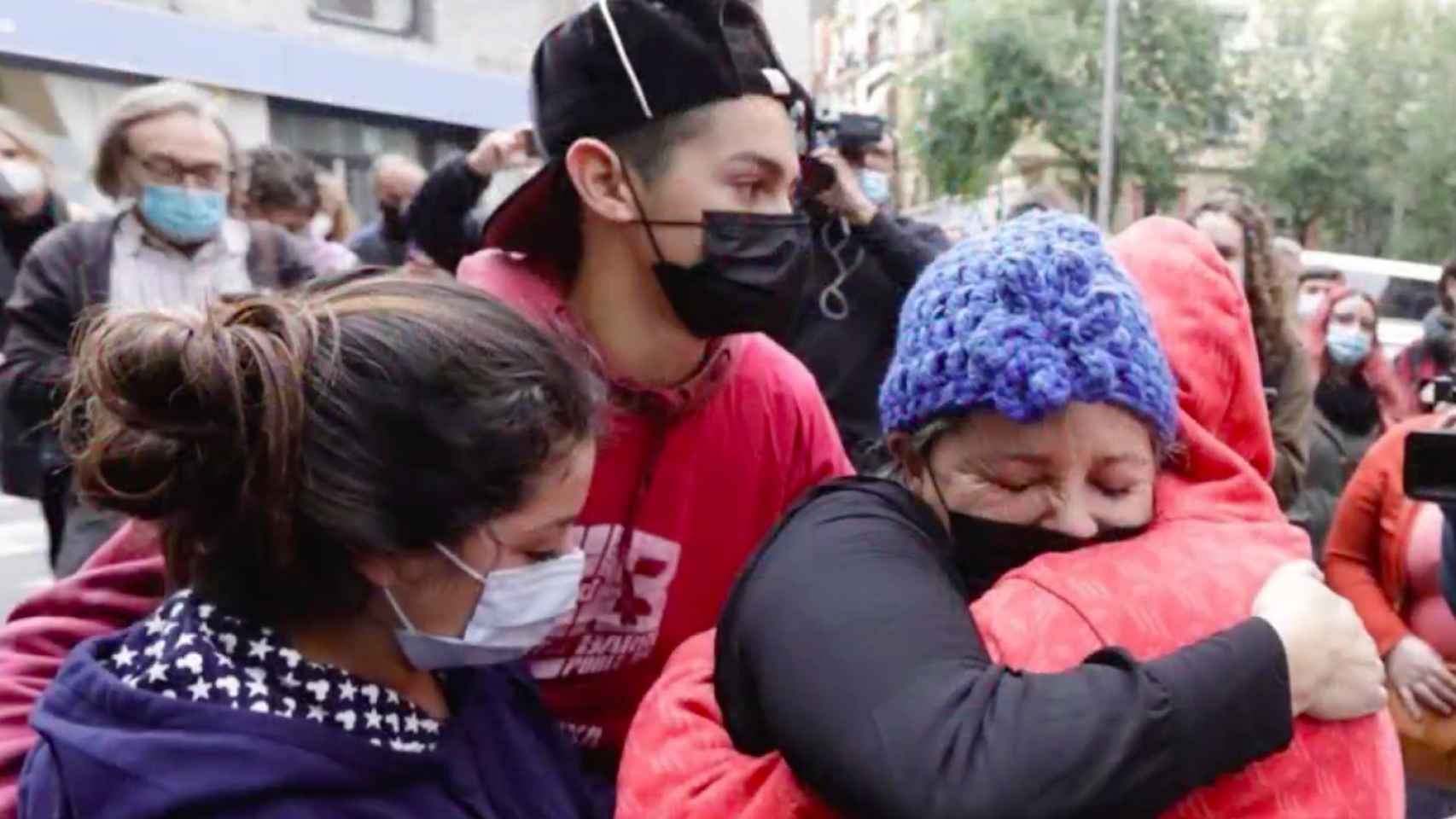 Una madre y sus hijos abrazándose en una de las concentraciones contra su desahucio / SINDICAT DE BARRI DEL POBLE-SEC