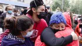 Una madre y sus hijos abrazándose en una de las concentraciones contra su desahucio / SINDICAT DE BARRI DEL POBLE-SEC