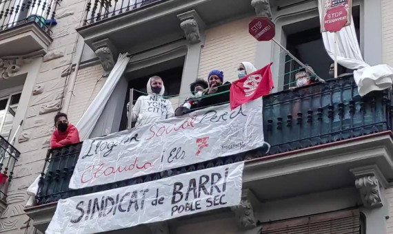 Claudia y sus hijos en el balcón del piso del que les quieren desahuciar / SINDICAT DE BARRI DEL POBLE-SEC