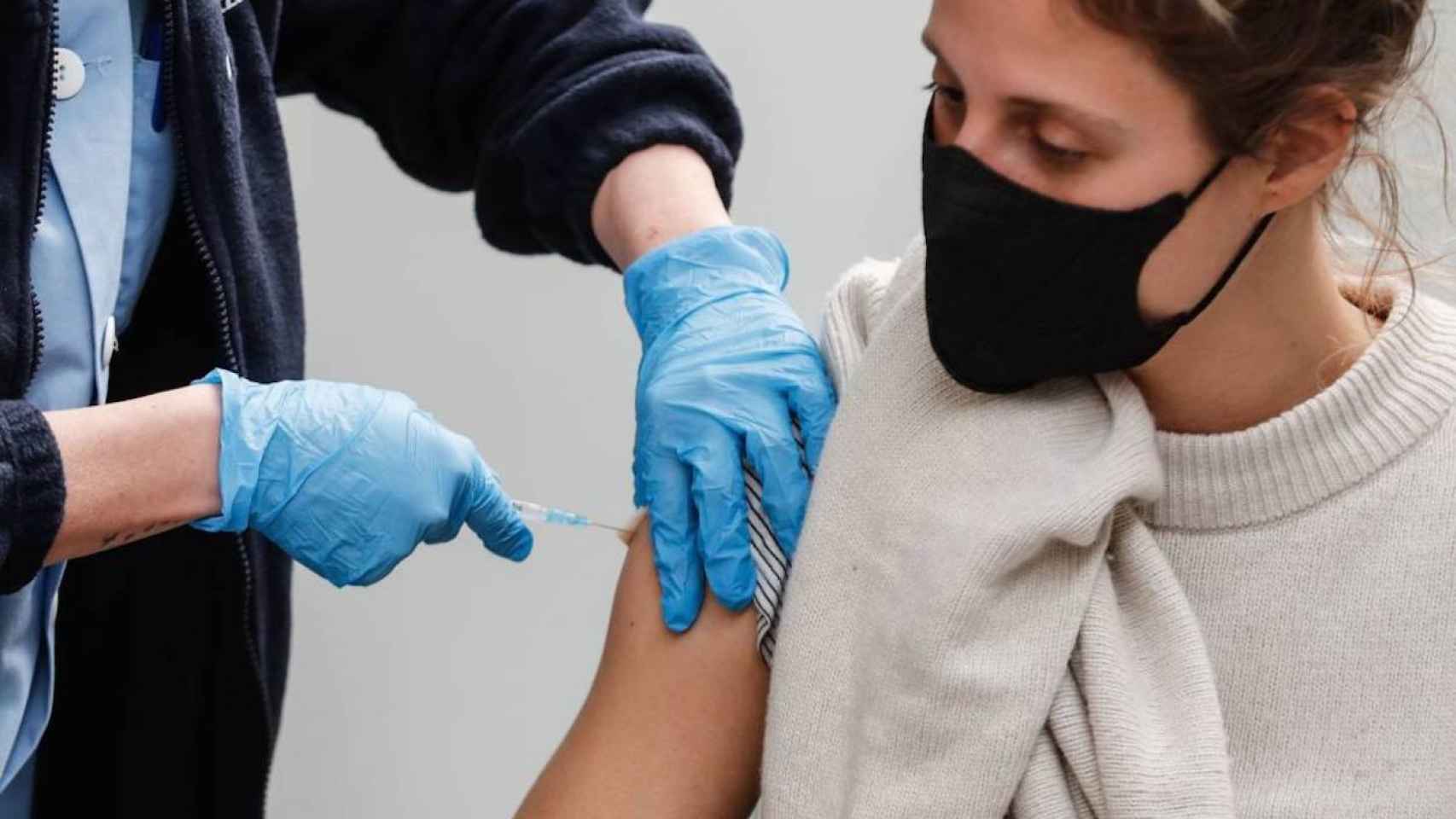 Una joven se vacuna contra el covid-19 / EFE