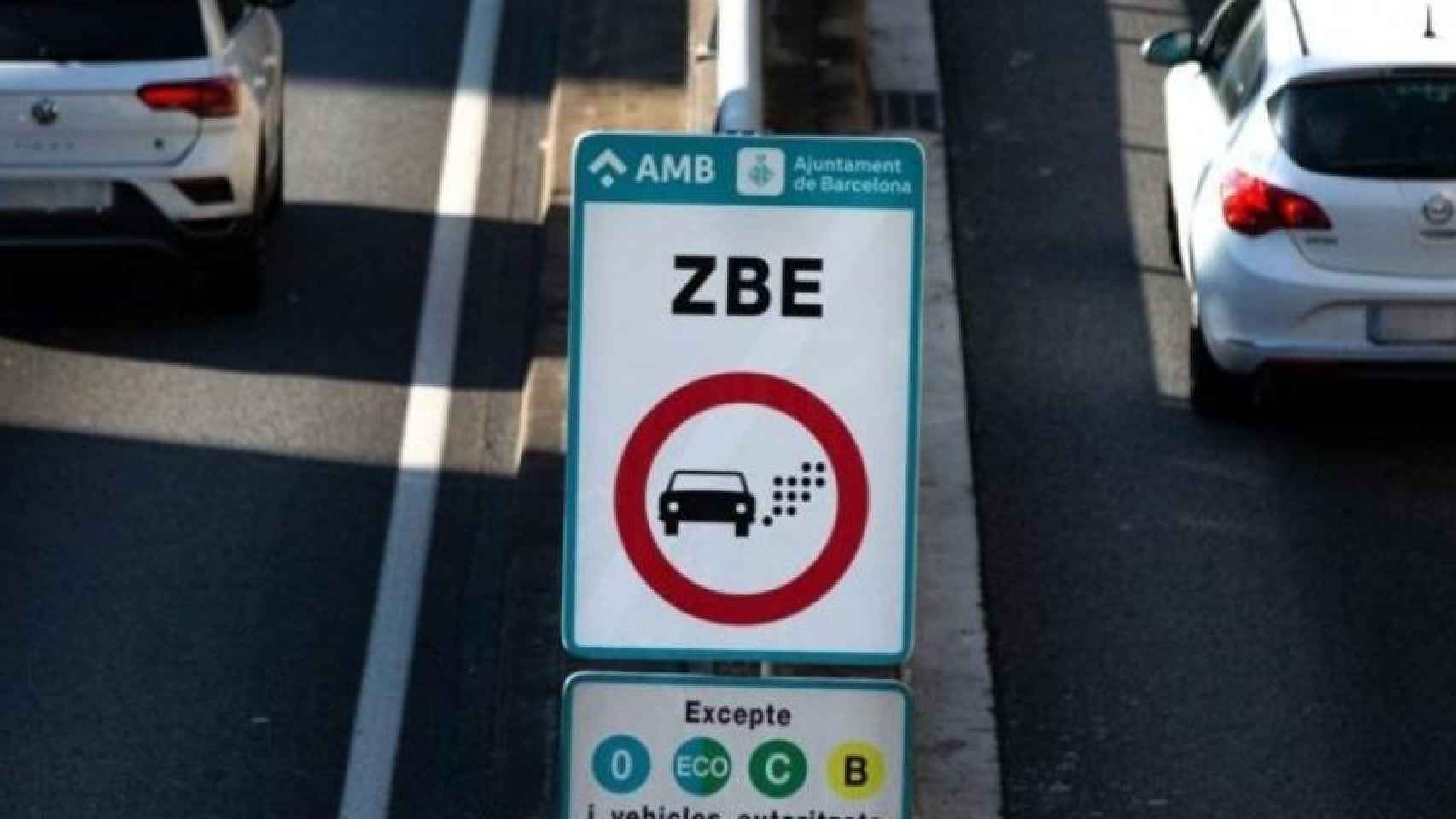 Cartel indicador de la ZBE, que prohíbe circular a los vehículos sin etiqueta ambiental / EFE