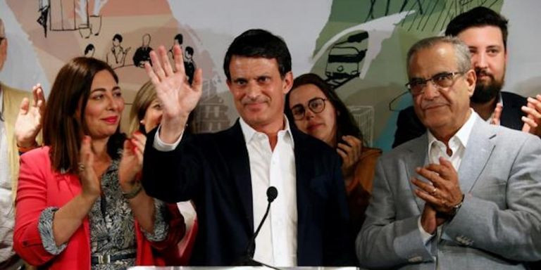 Manuel Valls, entre Luz Guilarte y Celestino Corbacho, durante un acto de la campaña electoral / EFE