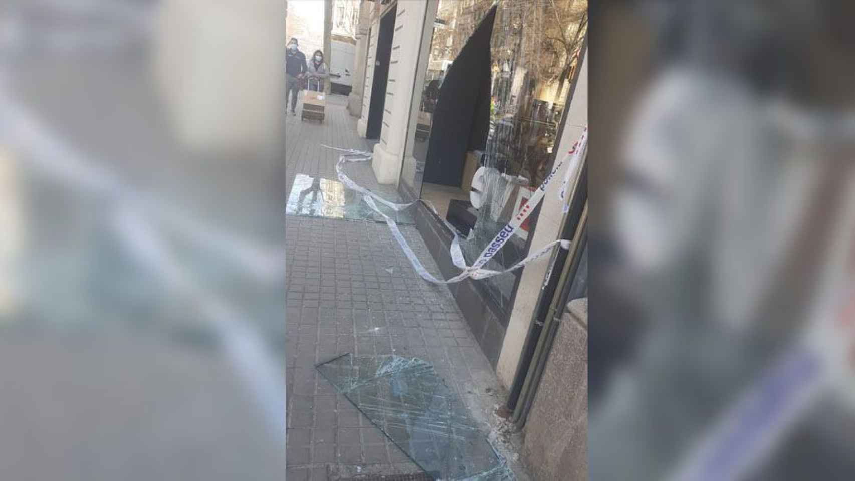 Imagen del escaparate de la tienda Orange de la Rambla de Catalunya completamente destrozado tras el robo con fuerza / CEDIDA