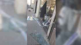 Imagen del escaparate de la tienda Orange de la Rambla de Catalunya completamente destrozado tras el robo con fuerza / CEDIDA
